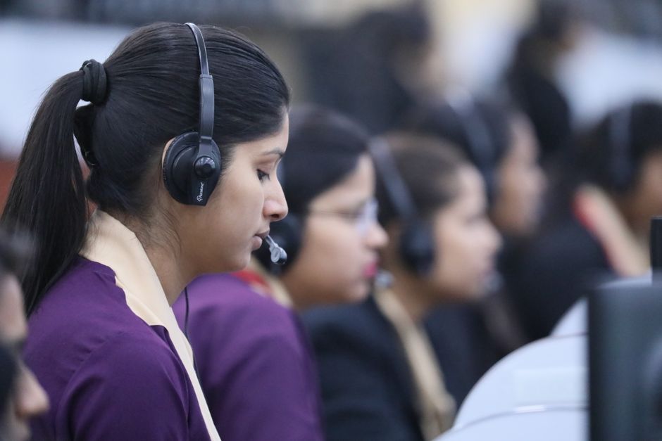 Agentes de call center usando fones de ouvido trabalhando em um ambiente de escritório focado.