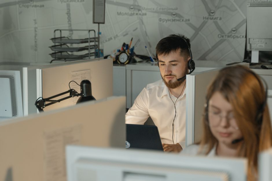 Agentes de call center dedicados trabalhando diligentemente em suas mesas em um escritório.